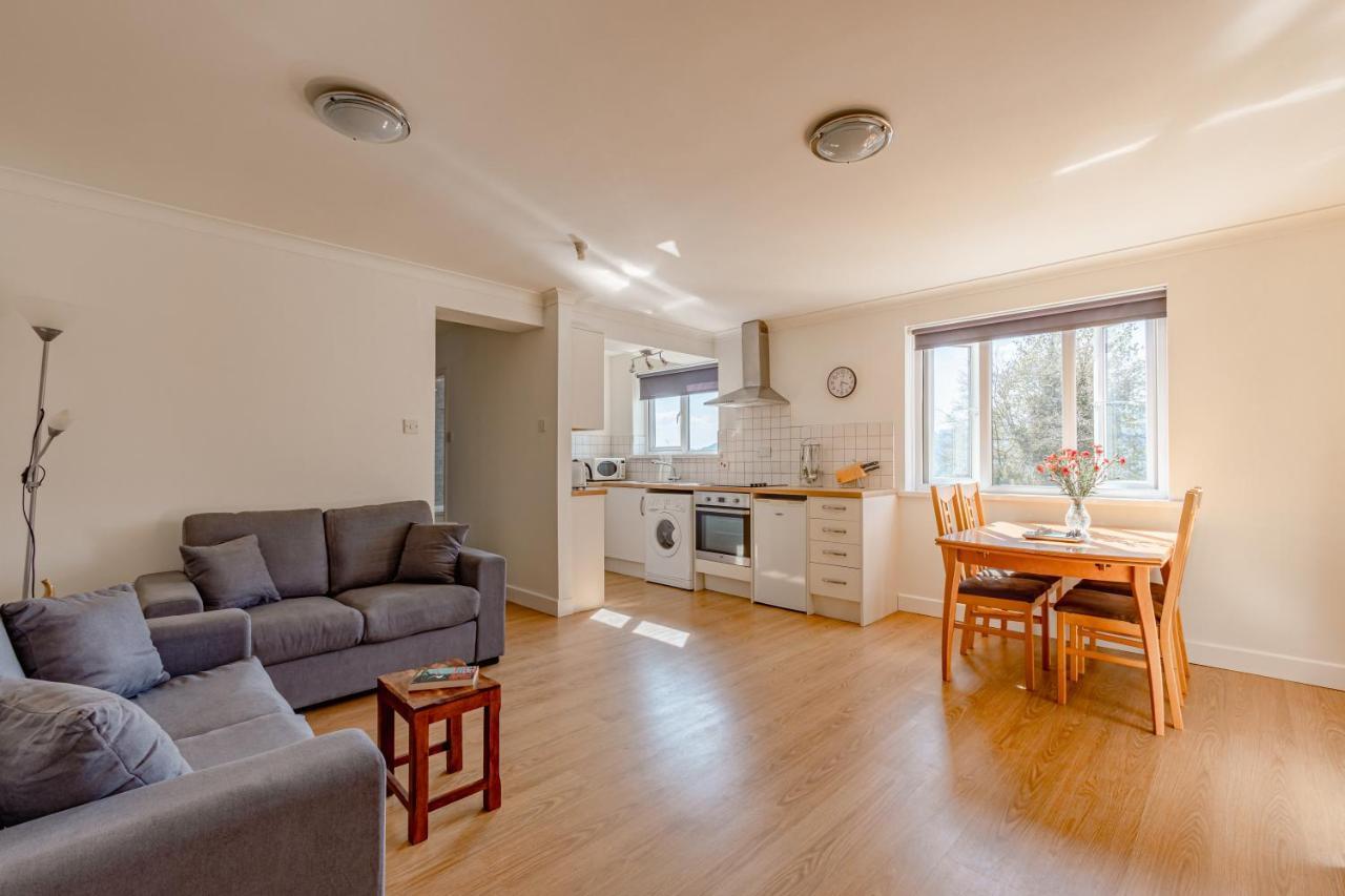 Luxury 2 Bed Room Lake View Apt Bowness Parking Exterior photo
